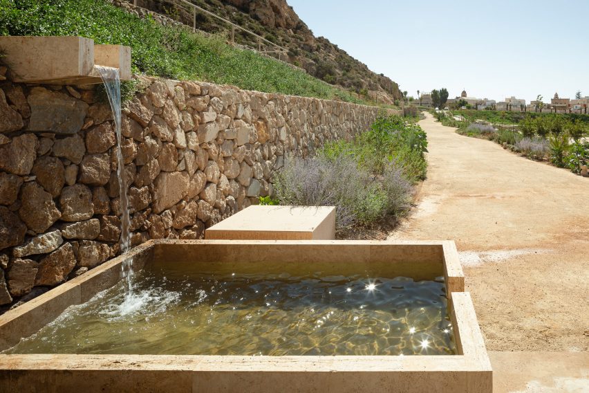 Восстановленный водный бассейн в рамках реставрации парка от Kauh Arquitectura
