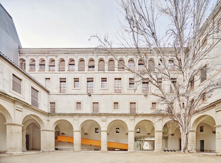 Входной фасад Музея барокко в Каталонии / Дэвид Клоуз — изображение 4 из 30