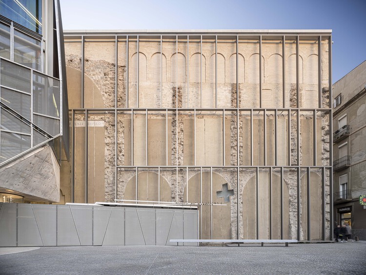 Входной фасад Музея барокко в Каталонии / Дэвид Клоуз — изображение 6 из 30