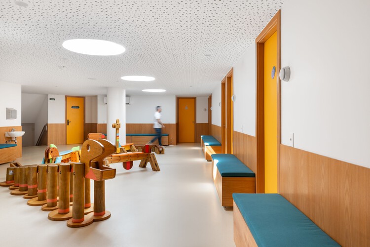 Клиника Pupila / BLOCO Arquitetos - Фотография интерьера, стол, стул