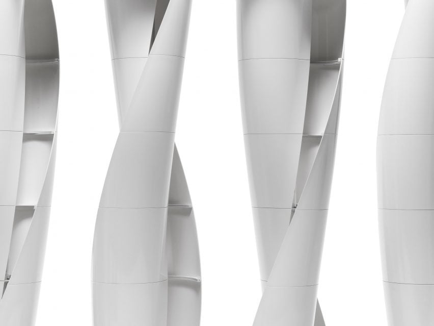 Изображение гладких белых спиралевидных лопаток турбины, вращающихся в разных положениях.