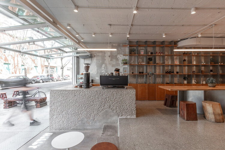 Хобби — Специализированное кафе / cupla arquitectura — Фотография интерьера, стол, стеллаж, стул