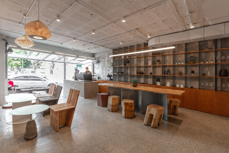 Хобби — Специализированное кафе / cupla arquitectura — Фотография интерьера, Стол, Стеллаж, Стул, Балка