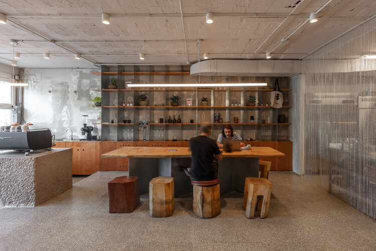 Хобби – Специализированное кафе / cupla arquitectura – Фотография интерьера, кухня, стол, стеллажи