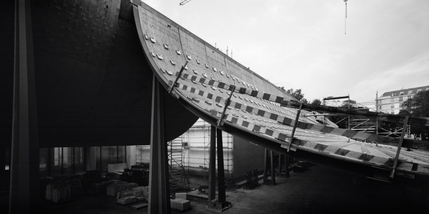 Фотография строительства пристройки Centro de Arte Moderna Gulbenkian, сделанная Кенго Кумой.