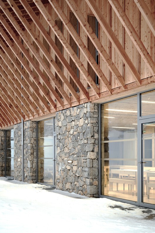 Северный образовательный и спортивный центр Ла Фекла / Brenas Doucerain Architectes - Фотография интерьера, окна, кирпич, балка, фасад