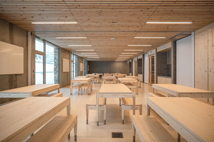 Северный образовательный и спортивный центр Ла Феклаз / Brenas Doucerain Architectes - Фотография интерьера, стол, окна