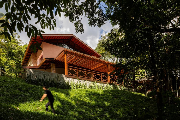Дом Сотана / Estudio Vinicius Macêdo - Фотография экстерьера, лес
