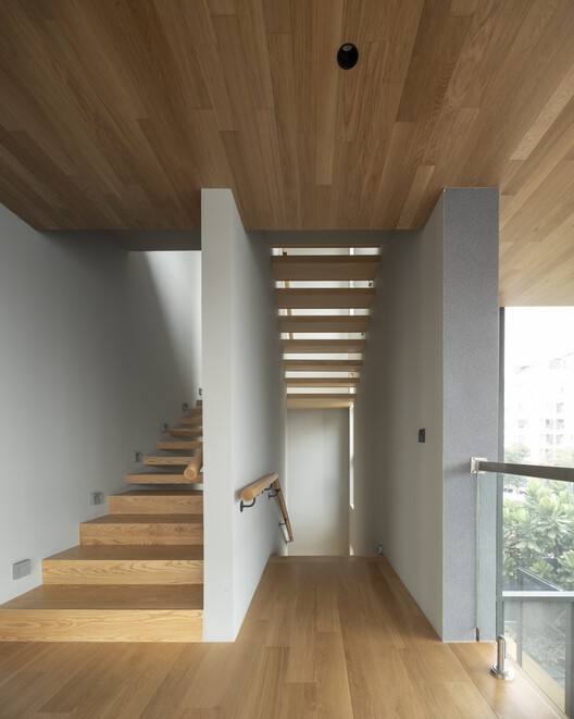 Дом с водопадом / Greenbox Design - Фотография интерьера, лестница, балка