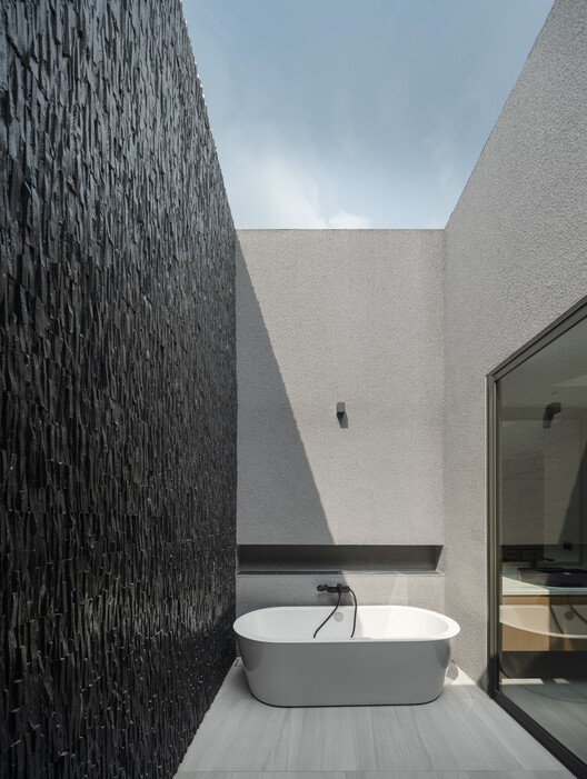 Дом с водопадом / Greenbox Design — фотография экстерьера, раковина, ванная комната