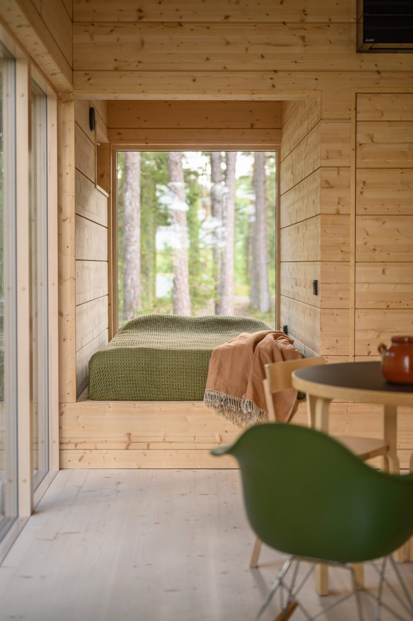 Интерьер спальни в деревянном доме отдыха в Финляндии от MNY Arkitekter