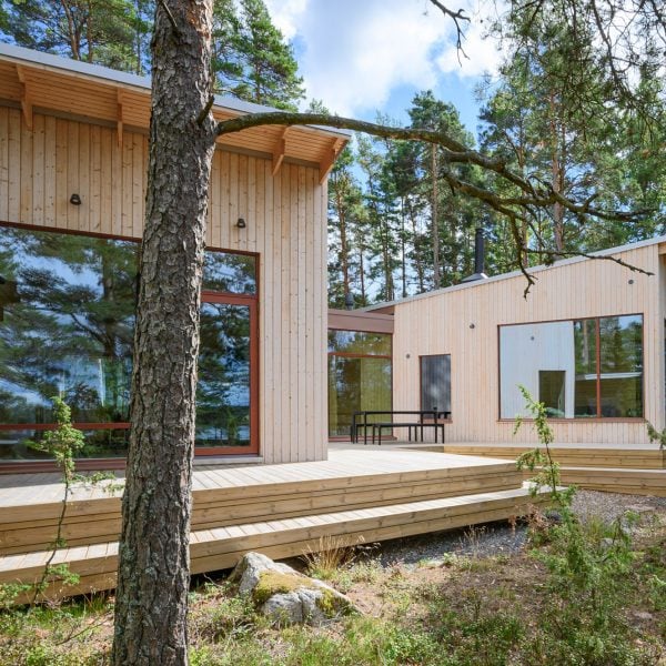 MNY Arkitekter завершила строительство «приземленного» дома для двух сестер в Финляндии