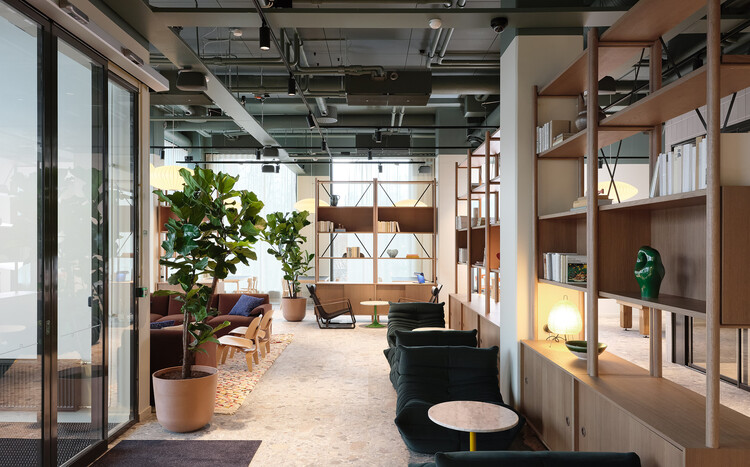 Отель Ноли Отаниеми / Avarrus Architects - Фотография интерьера, гостиная, стол, стул