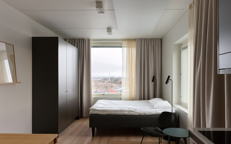 Отель Ноли Отаниеми / Avarrus Architects - Фотография интерьера, спальня, кровать, окна