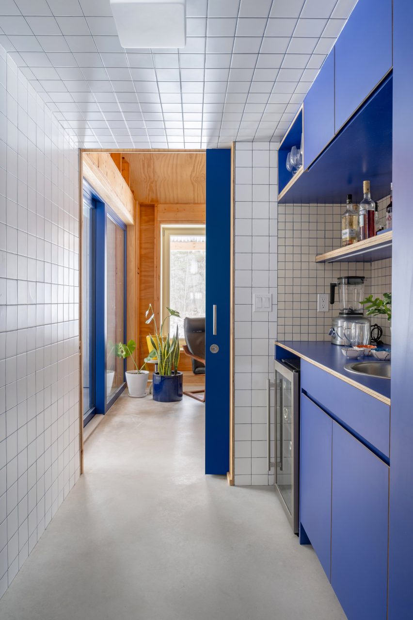 Синие кухонные шкафы