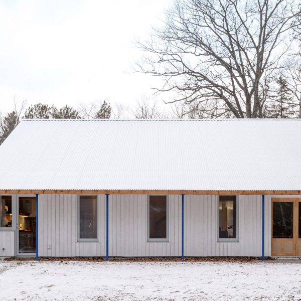 Workshop Architecture Inc создает «сырой и без прикрас» сборный дом