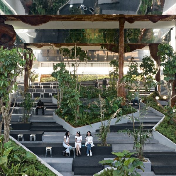 RAD+ar окружает тропический каркасный сад с зеркальными панелями в Индонезии