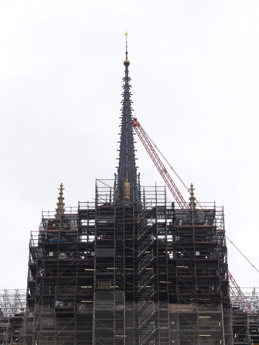 Реконструированный шпиль собора Парижской Богоматери