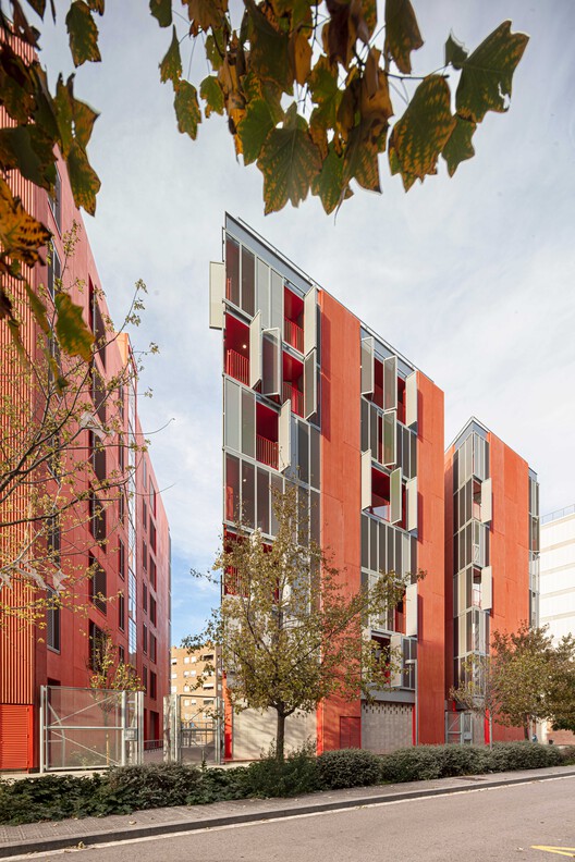 72 единицы социального жилья в Марина-дель-Прат Вермелл / MIAS Architects + Coll-Leclerc Arquitectos - Фотография экстерьера, окна, кирпич
