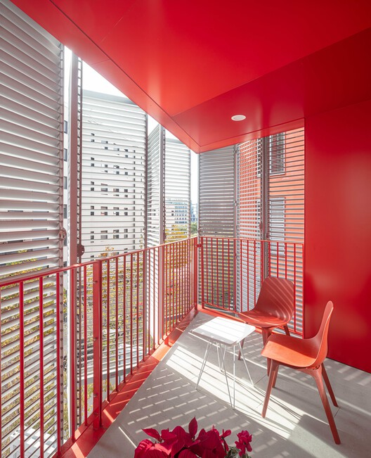 72 объекта социального жилья в Марина-дель-Прат Вермелл / MIAS Architects + Coll-Leclerc Arquitectos – Фотография интерьера, окна, стул, забор