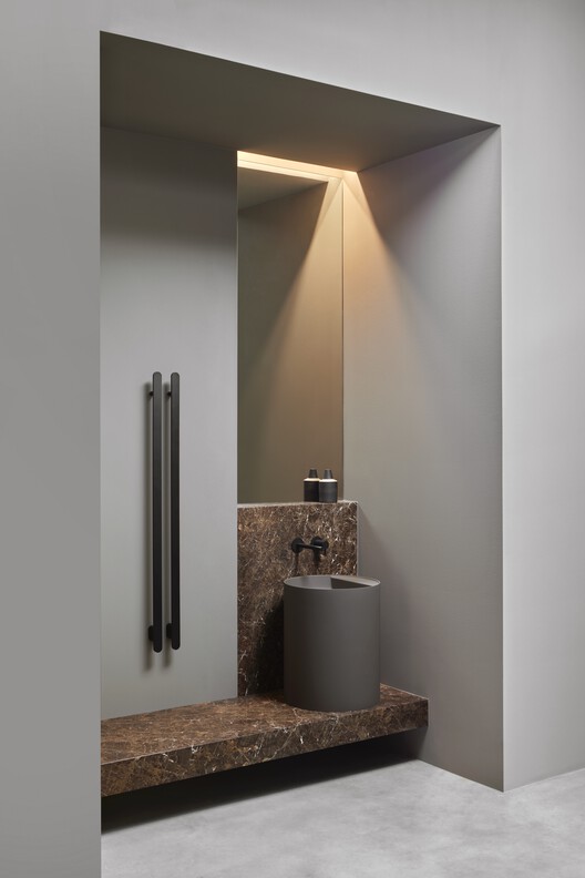 Время скульптуры: современное использование мрамора в дизайне ванной комнаты — Изображение 13 из 21