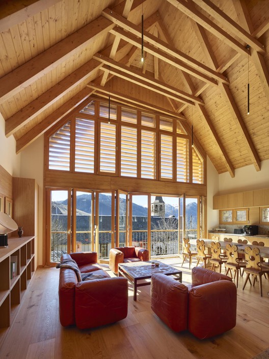 Casa Roy / Taillandier Architectes Associés — Фотография интерьера, гостиная, окна, стол, балка, стул