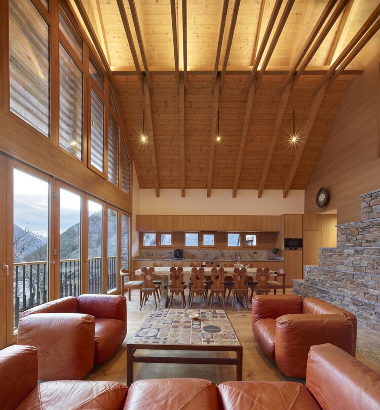 Casa Roy / Taillandier Architectes Associés — Фотография интерьера, гостиная, диван, стол, окна, стул