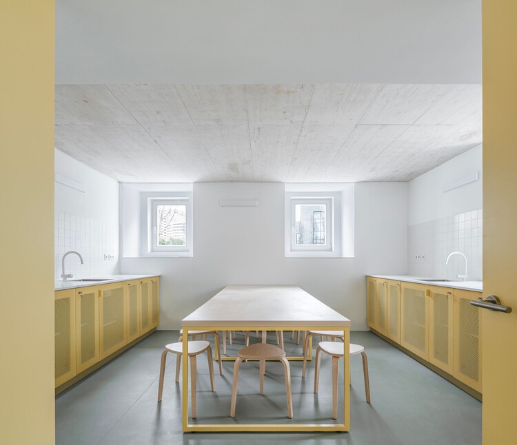Palma Studios / andre kong studio + Barbosa Mateus Arquitetos - Фотография интерьера, кухня, стол, окна, стул