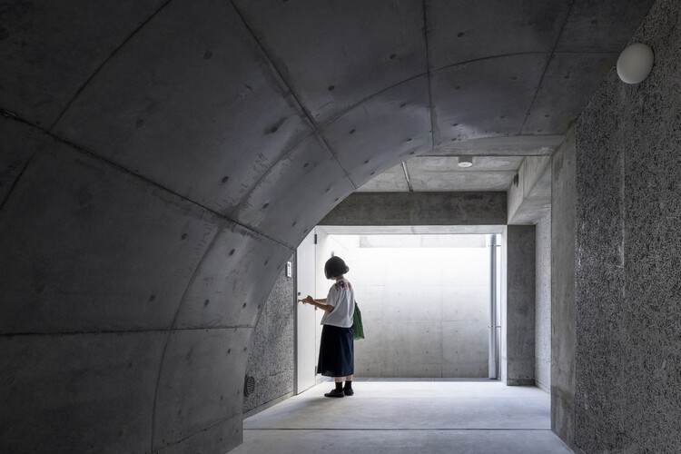 Mikumizaka Flats / Hiroyuki Ito Architects — Фотография интерьера