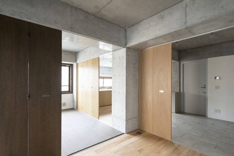 Mikumizaka Flats / Hiroyuki Ito Architects — Фотография интерьера, двери