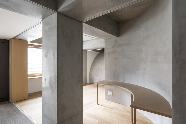Mikumizaka Flats / Hiroyuki Ito Architects — Фотография интерьера, балка