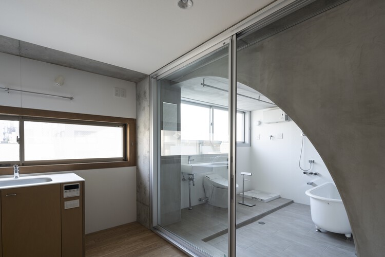 Mikumizaka Flats / Hiroyuki Ito Architects — Фотография интерьера, кухни, окон
