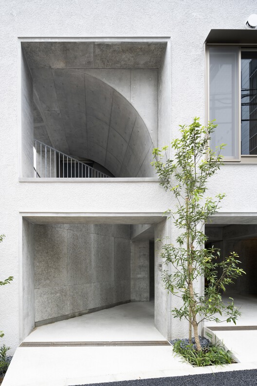 Mikumizaka Flats / Hiroyuki Ito Architects - Фотография интерьера, окон, фасада