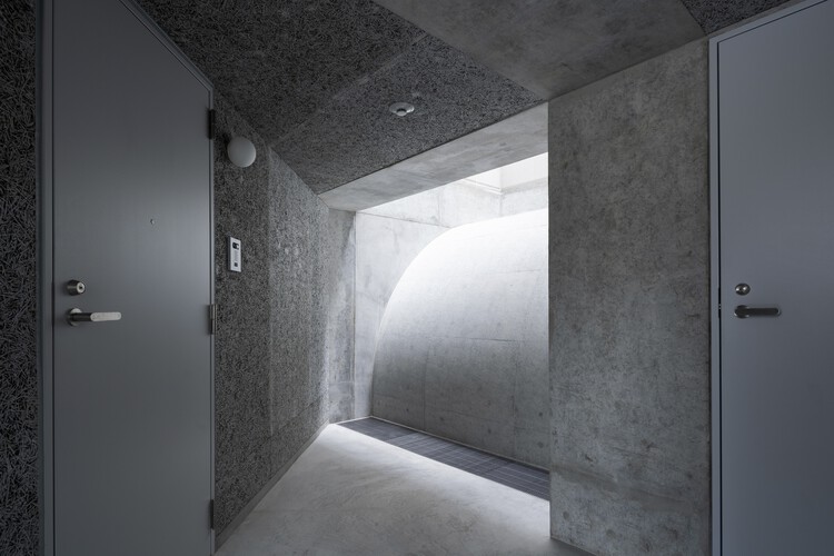 Mikumizaka Flats / Hiroyuki Ito Architects — Фотография интерьера, окон