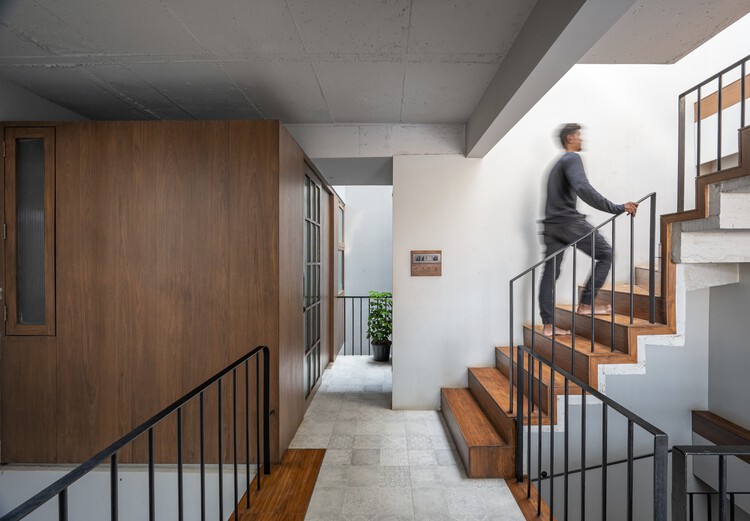 Компактный дом / Дизайн Рахула Пудейла — фотография интерьера, лестница, окна, перила