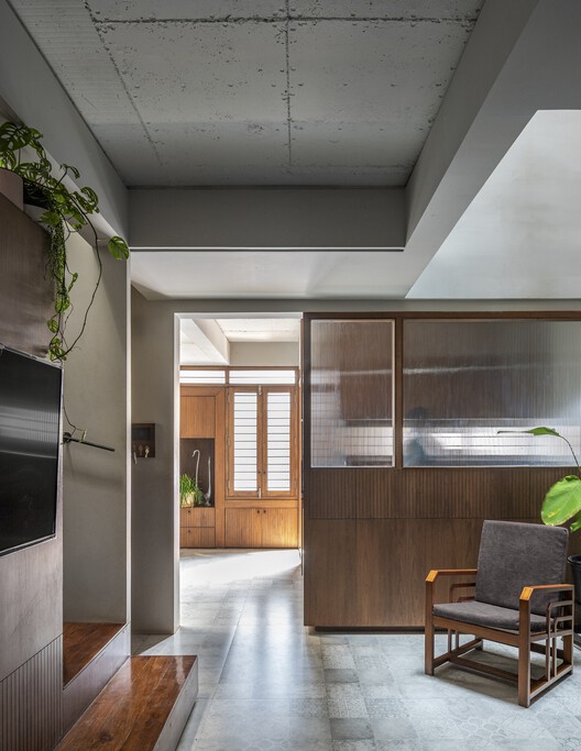 Компактный дом / Дизайн Рахула Пудейла — фотография интерьера, кухни, окон