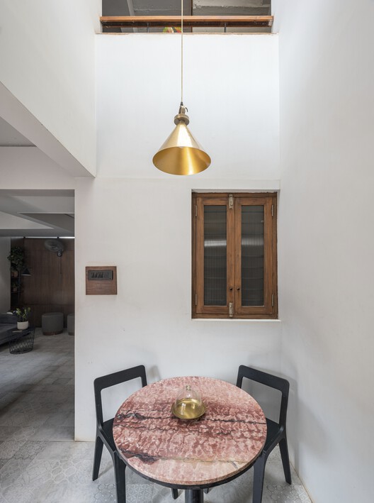 Компактный дом / Дизайн Рахула Пудейла — фотография интерьера, стол, стул, освещение, окна