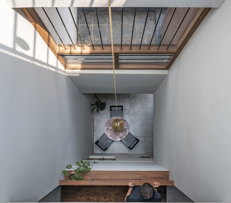 Компактный дом / Дизайн Рахула Пудейла — фотография интерьера, окна, лестница, балка