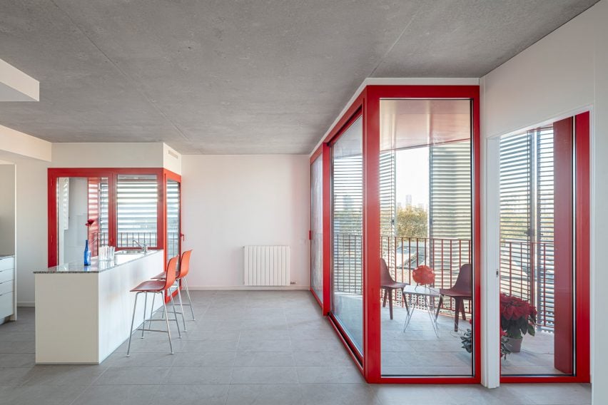 Интерьер квартиры с красной отделкой в ​​Барселоне от MIAS и Coll-Leclerc Architects