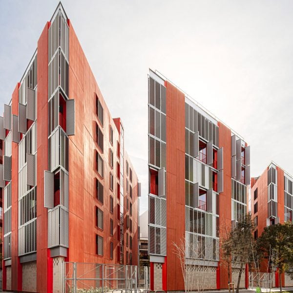 Красные акценты оживляют квартал социального жилья на треугольном участке в Барселоне