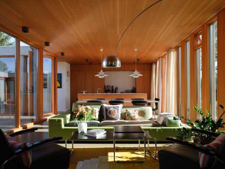L22 House/Atrium Arkitektar - Фотография интерьера, стол, диван
