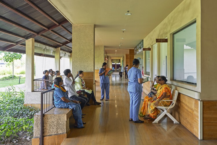 Многопрофильная больница JSW Сандживани / SJK Architects — Фотография интерьера, лестницы