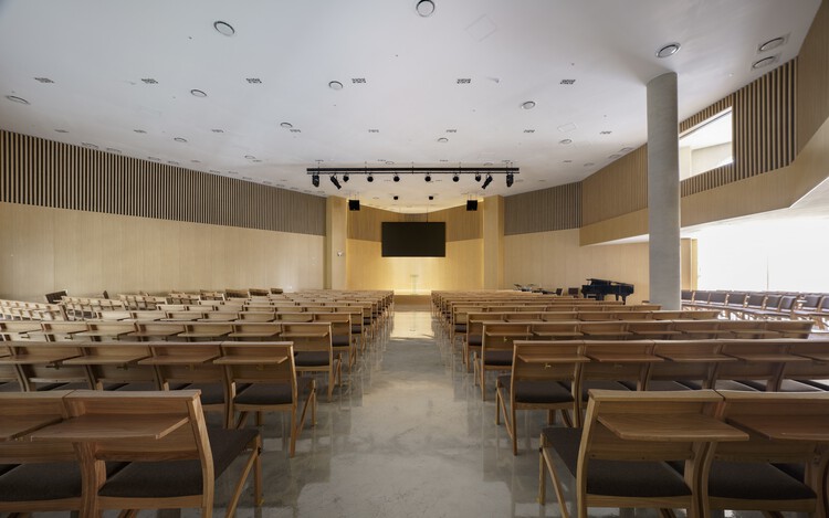 Церковь Эвергрин / Kode Architects - Фотография интерьера, столовая, стул