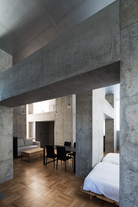 PRISM Inn Ogu Hotel / Hiroyuki Ito Architects — Фотография интерьера, спальня, стул, бетон, окна