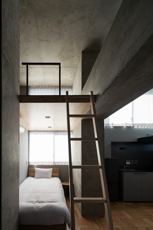 PRISM Inn Ogu Hotel / Hiroyuki Ito Architects — Фотография интерьера, кровать, спальня