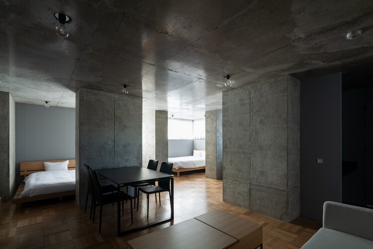 PRISM Inn Ogu Hotel / Hiroyuki Ito Architects — Фотография интерьера, стол, стул