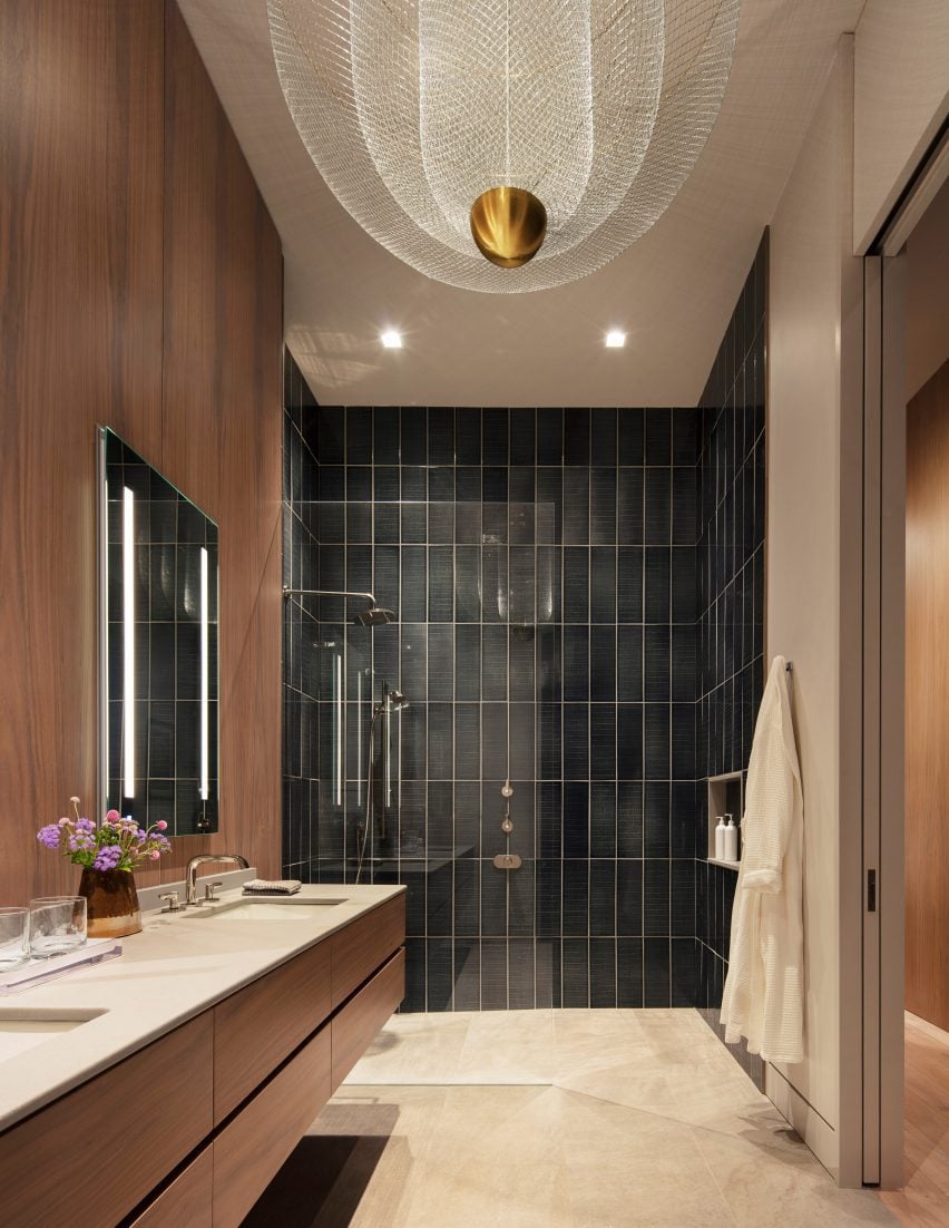 ванная комната с коричневыми стенами