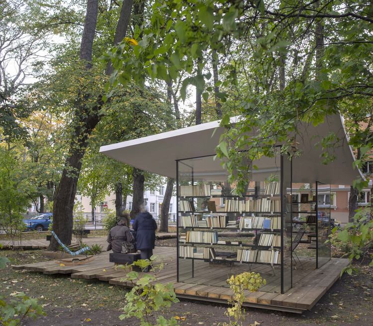 Павильон для чтения «Белый лист» / Ninja Stuudio — фотография экстерьера, скамейка, сад