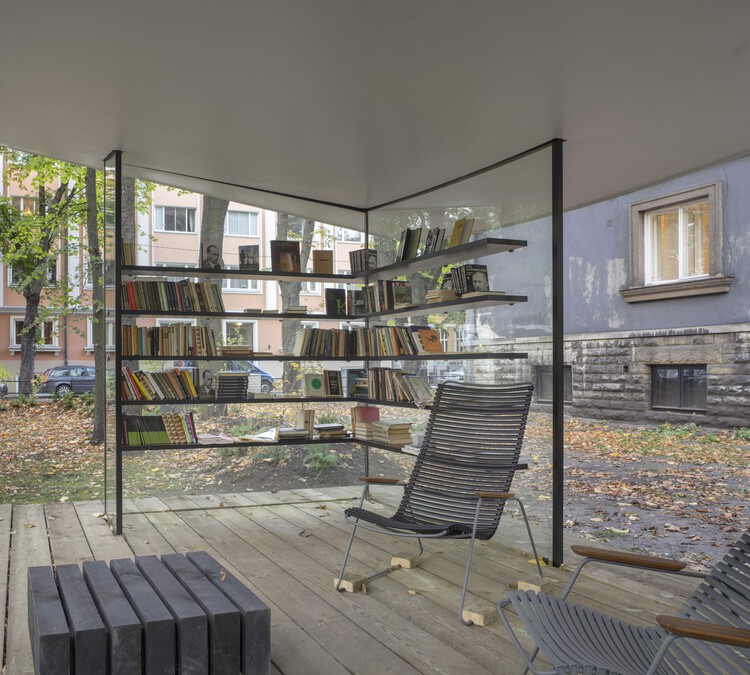 Павильон для чтения на белых листах / Ninja Stuudio — фотография интерьера, стеллажи, скамейка, перила, окна