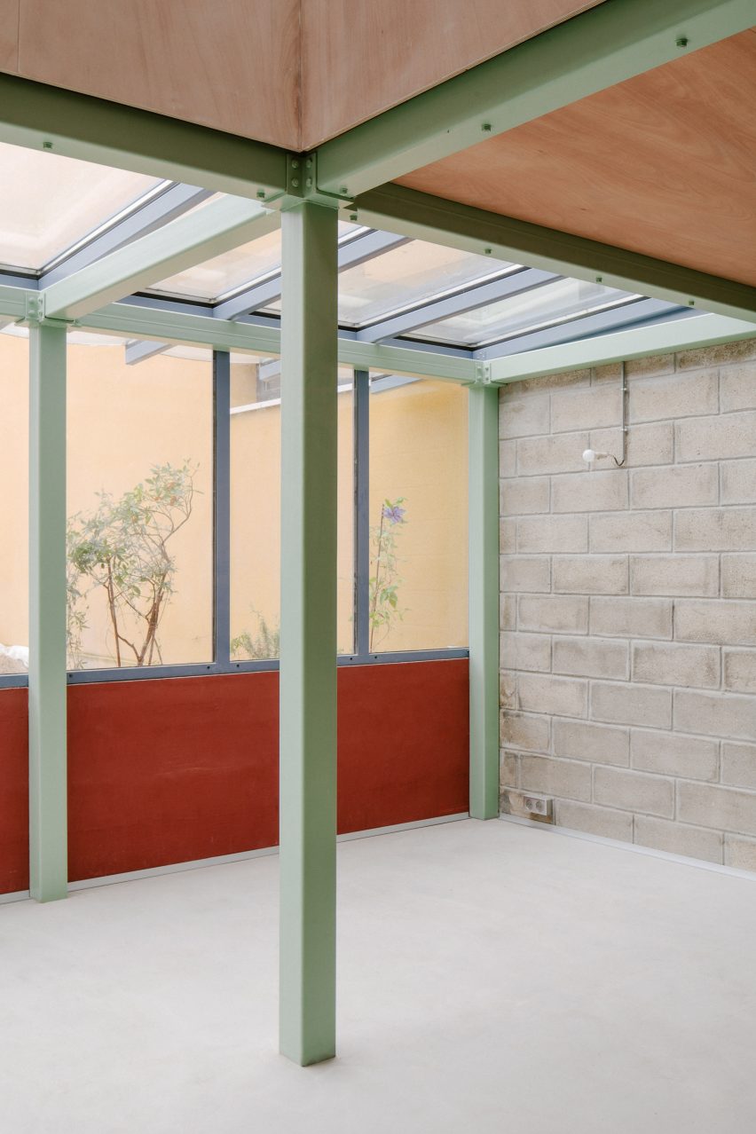 Садовая комната с блочными стенами и зеленой стальной конструкцией